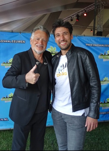 George Baker met zoon Stefano bij Omroep Vlaardingen