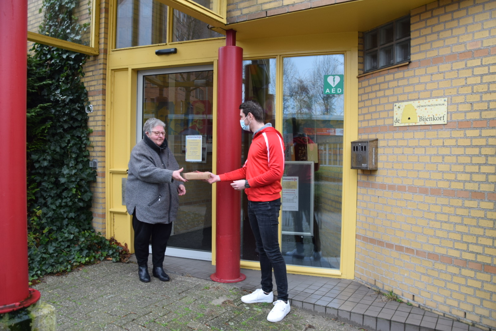 Studenten bakken voor eenzame ouderen