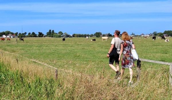 Tijdelijk wandelpad door boerenland
