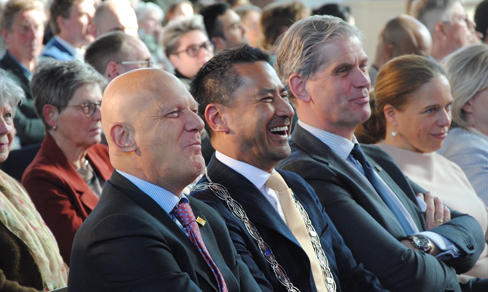 Burgemeester Wijbenga op verjaarspartij 750-jarig Schiedam