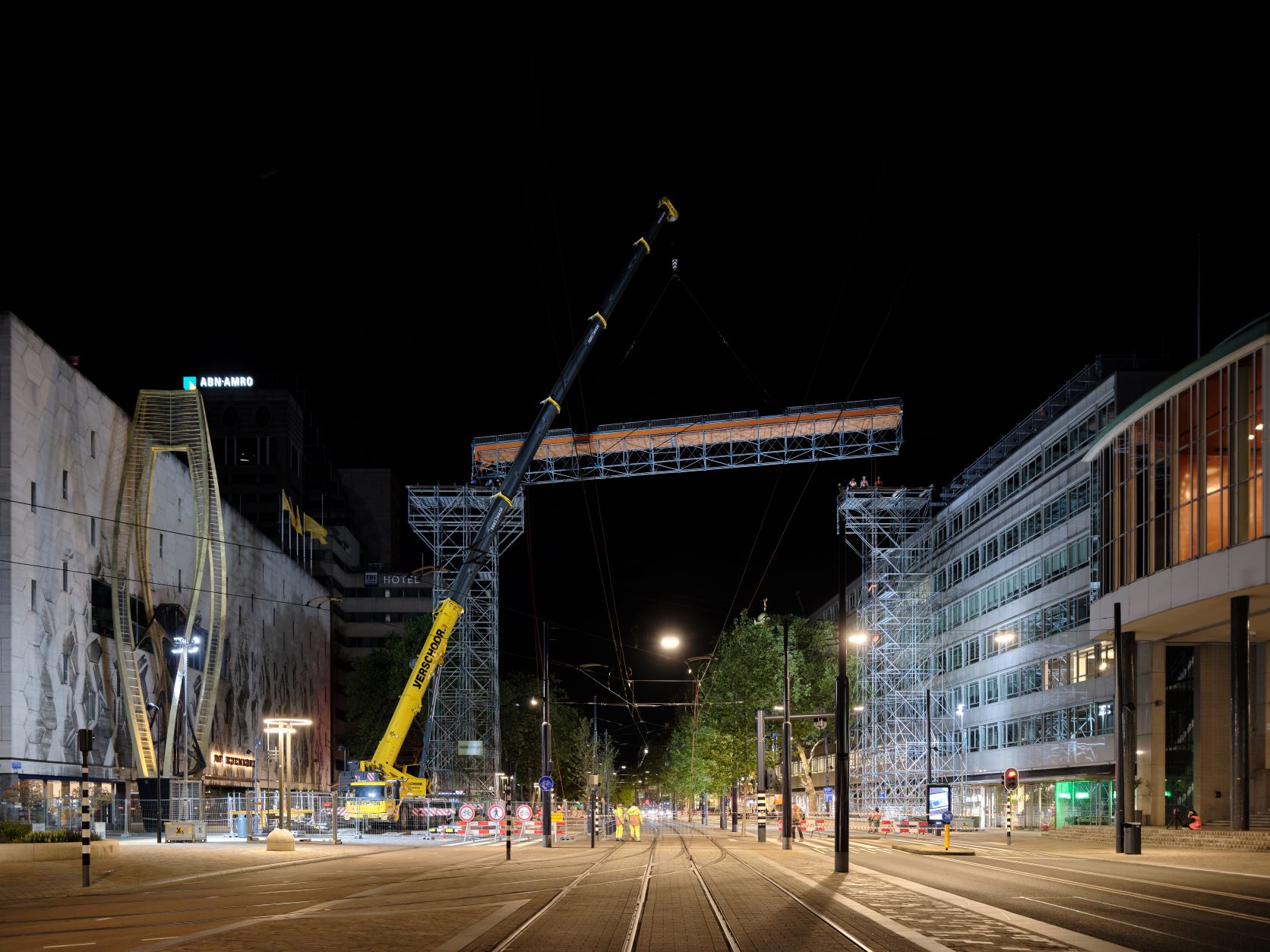 Luchtbrug Rotterdam Rooftop Walk hangt boven de Coolsingel  