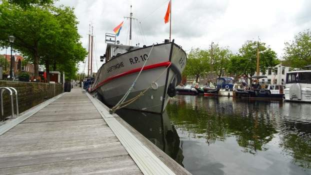 Van grijs naar wit met rode bies