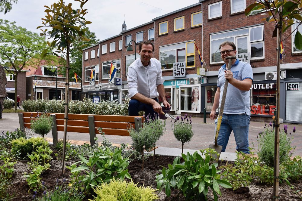 Lavendelgeur, bankjes en beukenhagen: Fransenstraat is opgefleurd