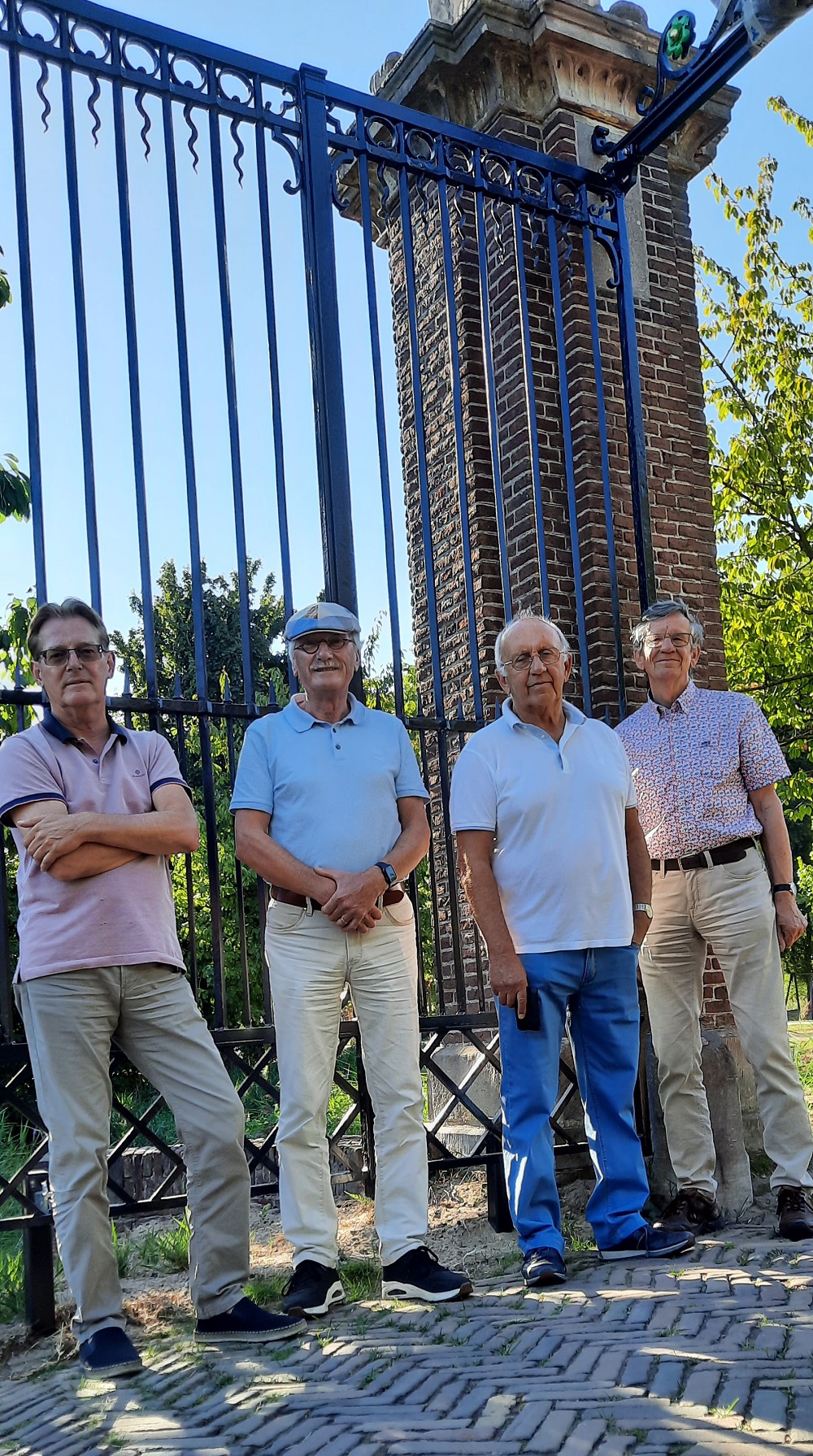 Onthulling historisch inrijhek in de Rozentuin