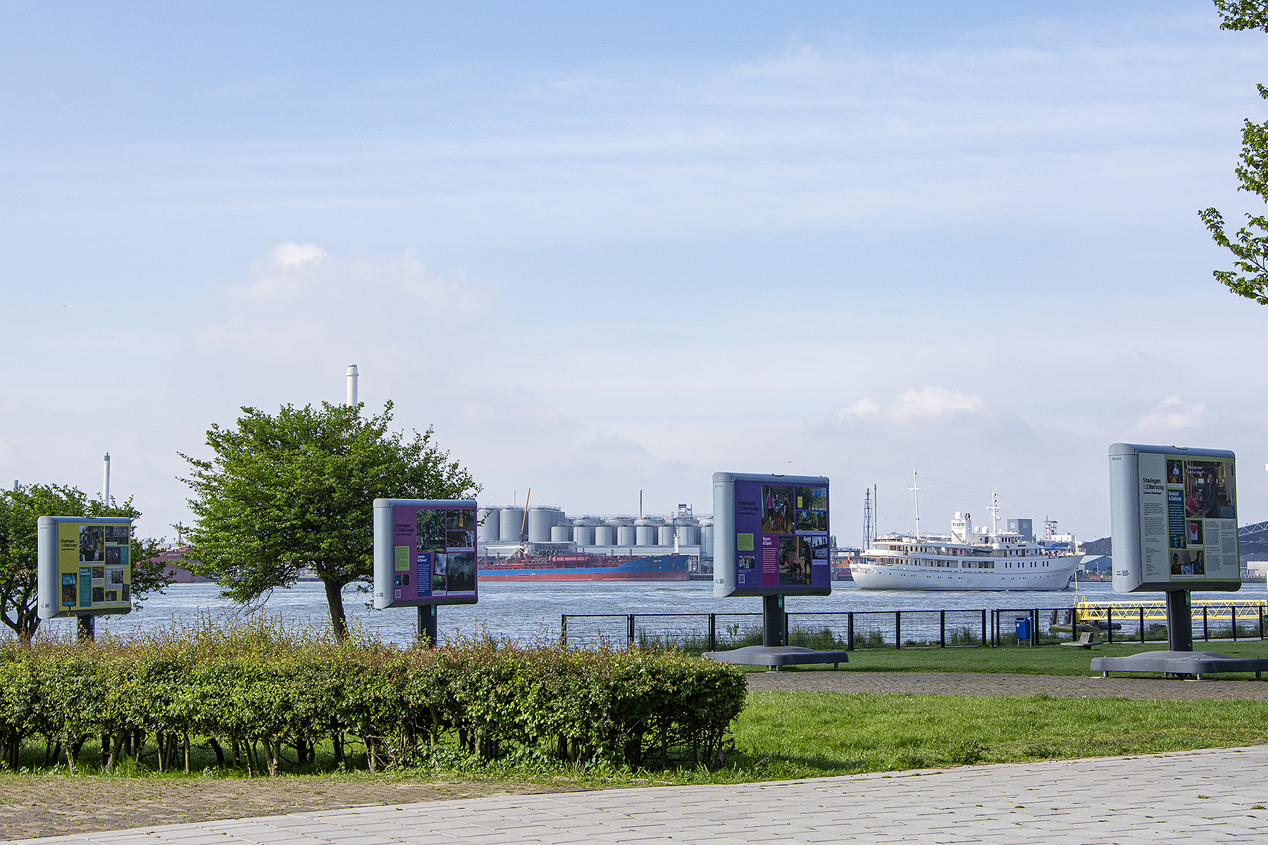 Tentoonstelling aan de Maasboulevard over corona in Vlaardingen 