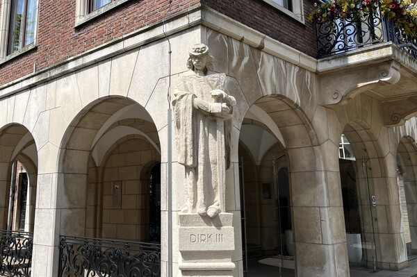 Graaf Dirk en zijn moderne voetsporen