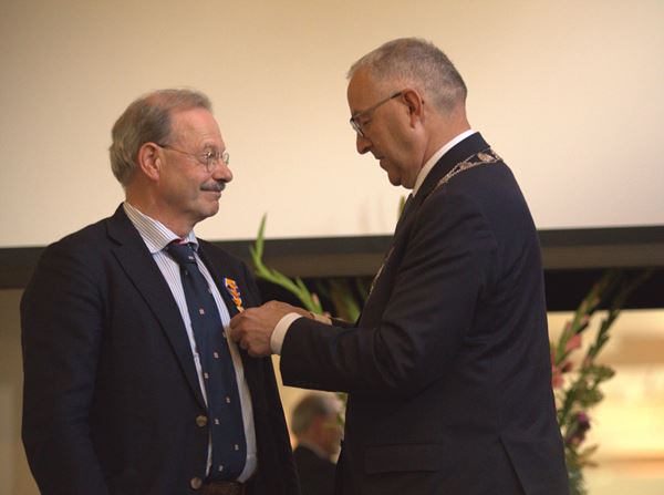 Oogarts De Faber benoemd tot Officier in de Orde van Oranje Nassau