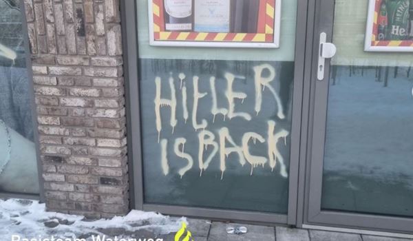 Supermarkt beklad met Hitler-leuzen en -symbolen