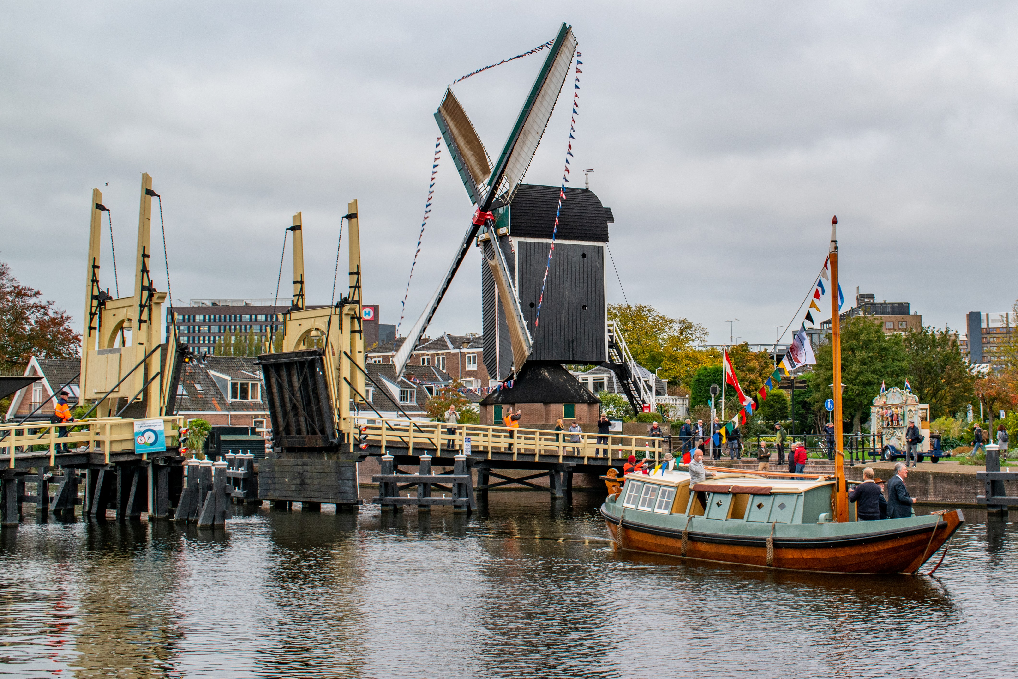 Burgemeester Haan bezoekt Leiden per trekschuit