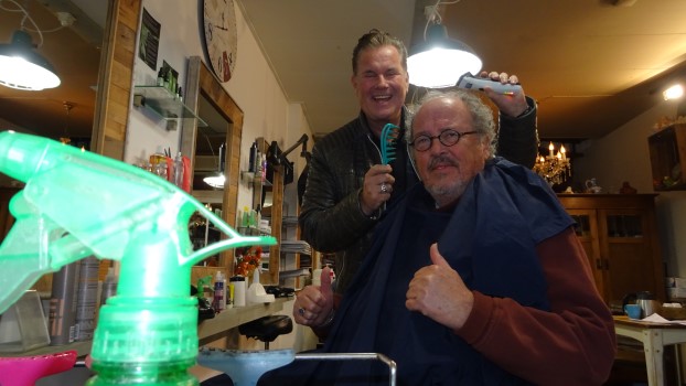 Walter, Johnny Valentino en Elvis samen op de stoel