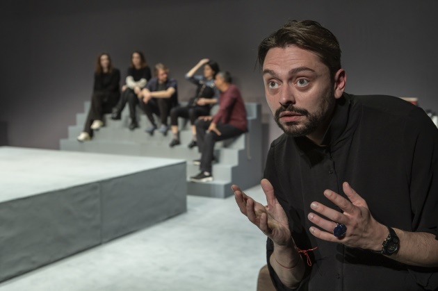 Donny Ronny strikt BN’ers voor zijn nieuwe voorstelling BOSSEN