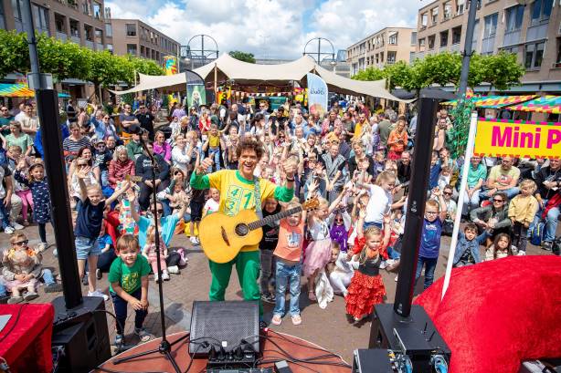 Stralende en drukbezochte Stadskaravaan op De Loper
