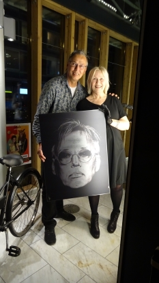 Hangjongeren en -ouderen van de muur!