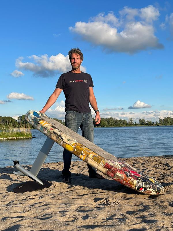 Wethouder Simons ontvangt Plastic Soup Surfer tijdens campagne tegen wegwerpbekers