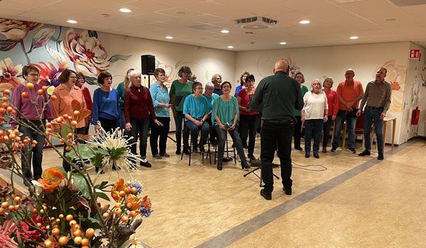 Bewoners Vaartland genieten van Popkoor Pleasure