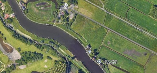 Trekkade en voetpad langs de Vaart in Vlaardingen