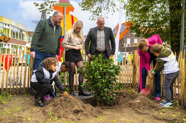 Lianne van Kalken en Ivana Somers weer even kind