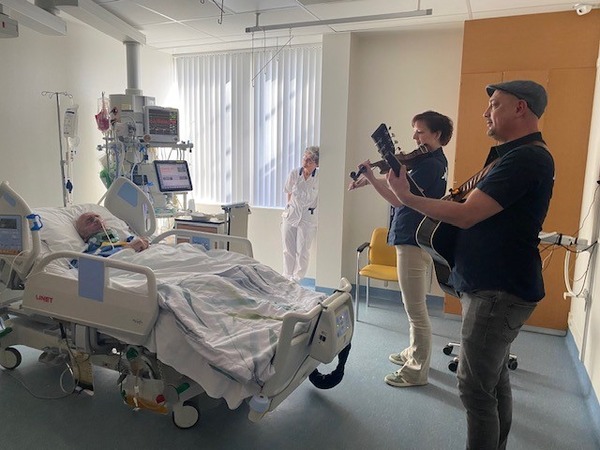 Livemuziek op de IC mogelijk gemaakt door Franciscus Foundation