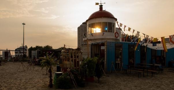 De Kroepoekfabriek programmeert deze zomer op Het Stadsstrand