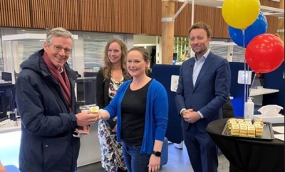 Feestelijke start extra avondopenstelling stadskantoor