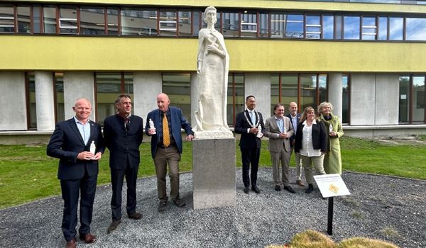 Beeld Liduina verrijking beeldentuin Vlietlandziekenhuis