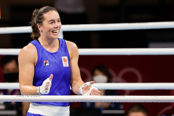 Boksster Nouchka Fontijn signeert bij Post Scriptum