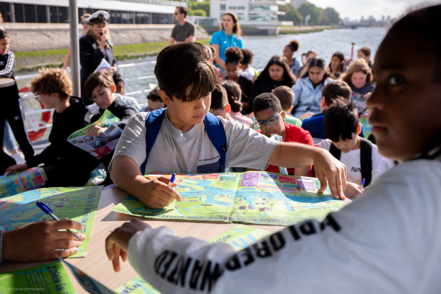 Kinderen ontdekken havengebied vanaf het water