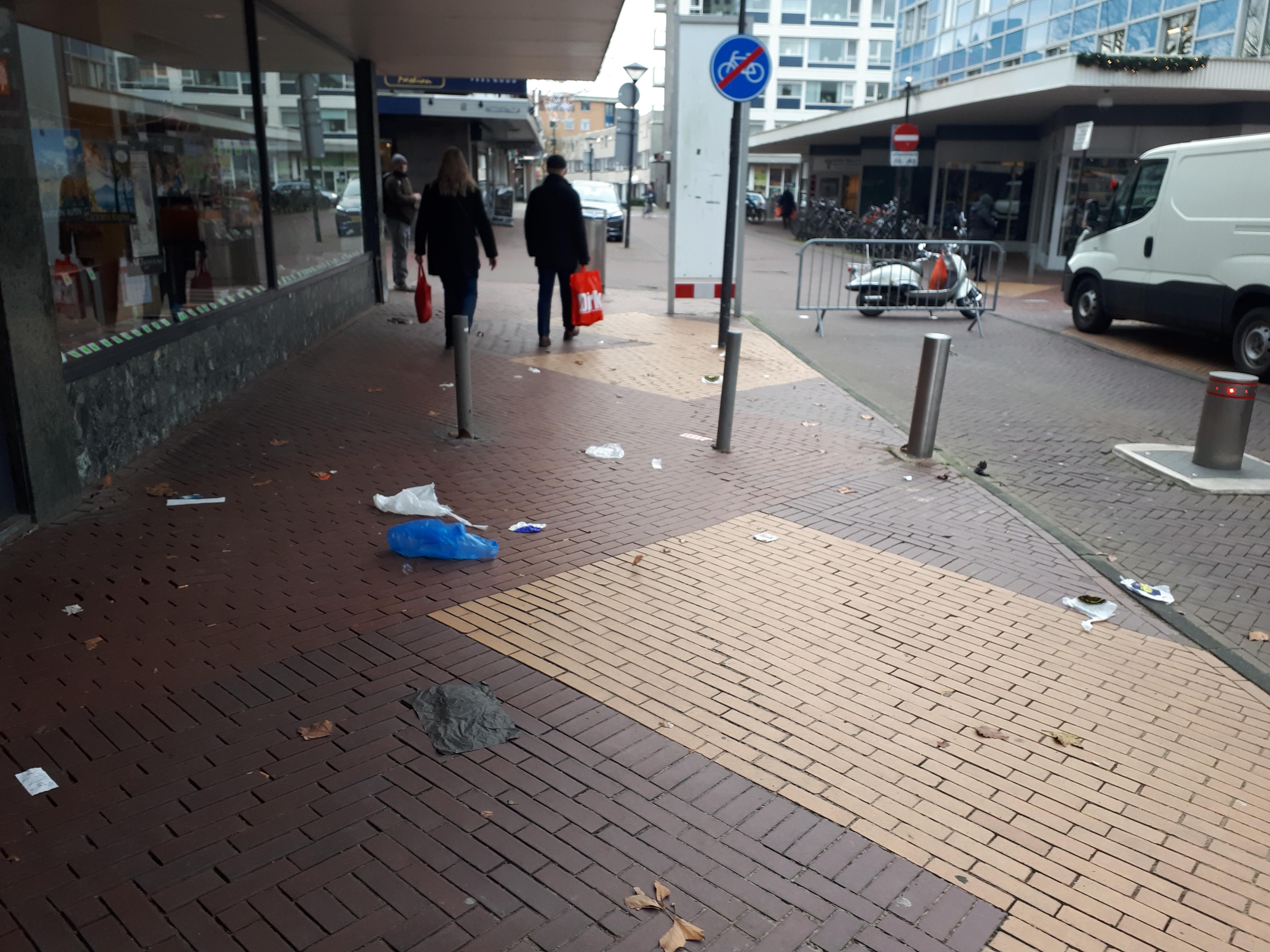 Weekmarkt maakt er een rotzooi van