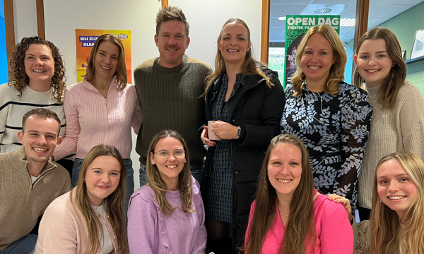 Johnny de Mol laat wens leerling Jenaplan Vlaardingen uitkomen