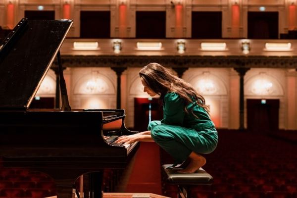 Pianoconcert 'Domino' van  Ludovico Einaudi door Iris Hond en Kamerata Zuid