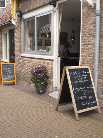 Winkeluitstalling mag weer buiten