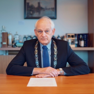 Burgemeester Cor Lamers in Romy & Julia van De Stokerij