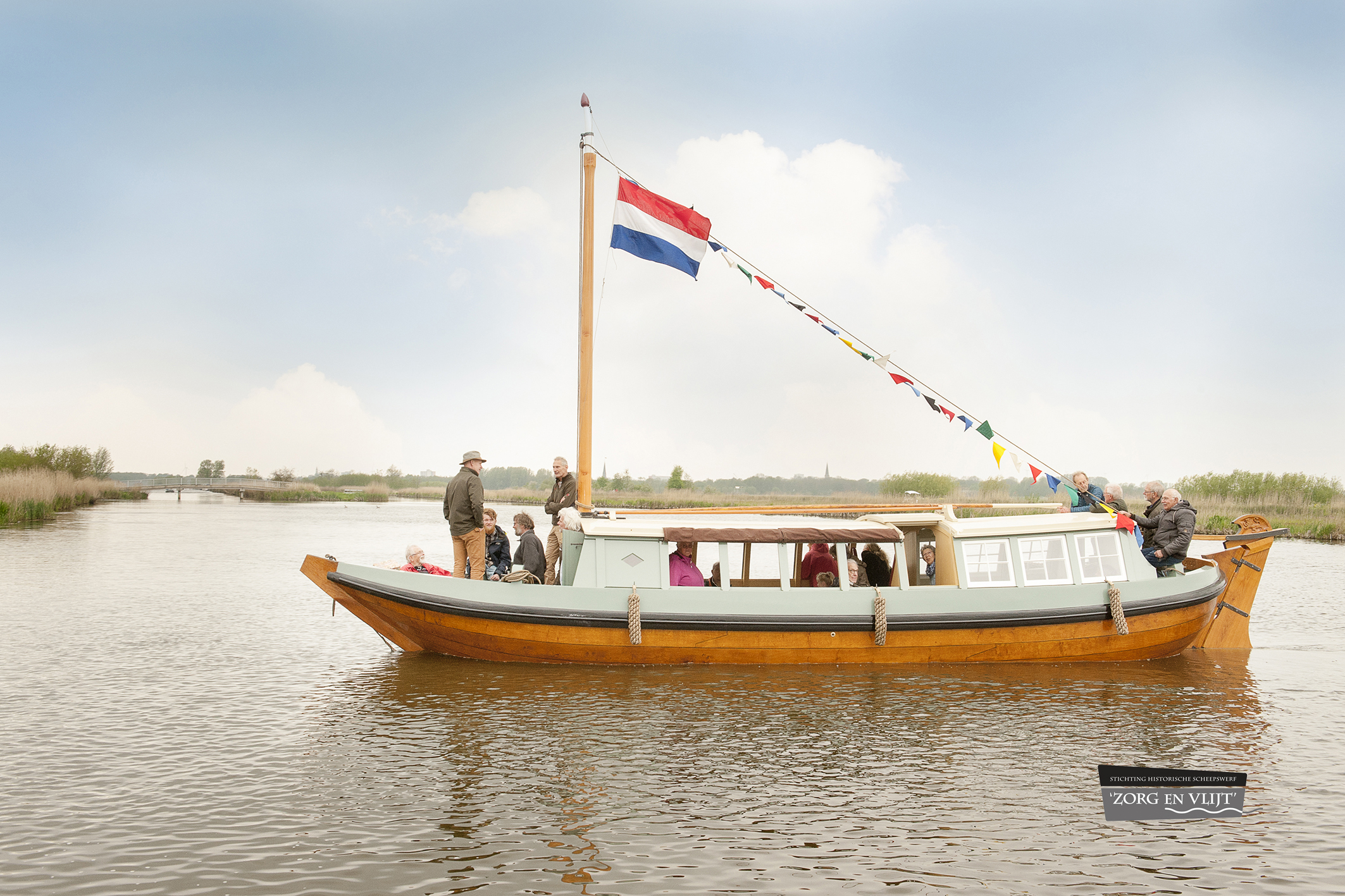 De trekschuit ligt in het water