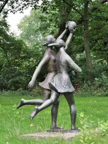 Kunstwerk van de Maand juni: Balspelende Meisjes