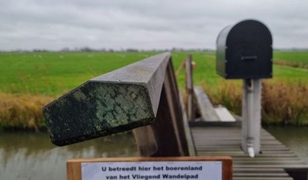 Tijdelijke wandeling door boerenland