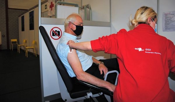 Er wordt geprikt in Sporthal Groenoord; 1500 prikken per dag