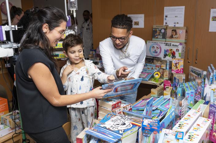 Ronnie Flex bezoekt Franciscus Ziekenhuis