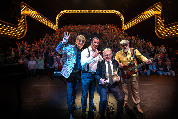 Lee Towers krijgt drie gouden vingers