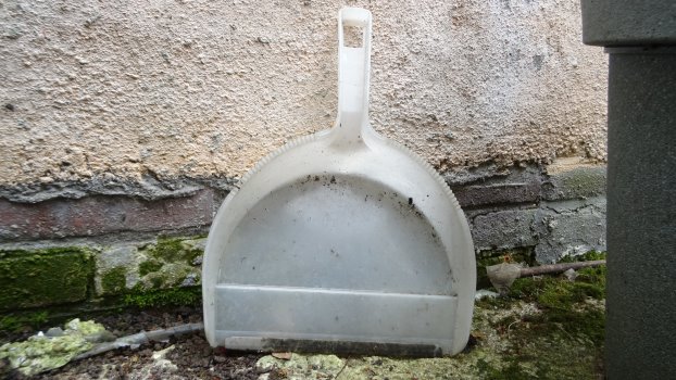 Oranje golf door de stad voor de voorjaarsschoonmaak