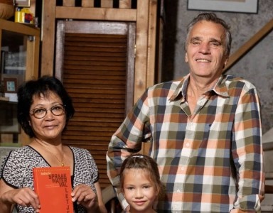 Uitreiking 1e exemplaar aan oud-minister Bot