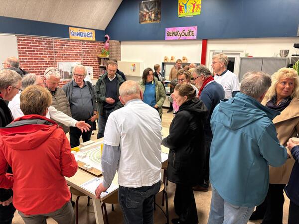 Drukke inloop 'KPN-gebouw' Churchillsingel