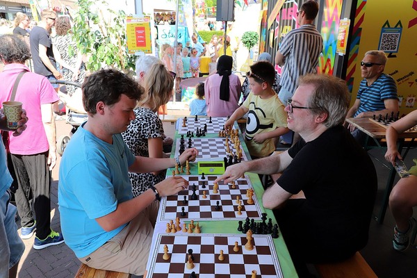 Schaak simultaan met grootmeester tijdens Stadskaravaan
