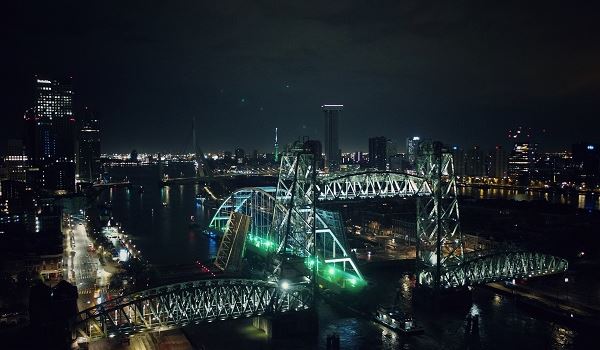 Megatransport tijdelijke Suurhoffbrug op weg naar de Maasvlakte