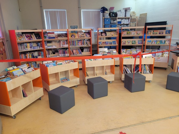 Opening boekenparadijs voor nieuwkomersschool De Globe