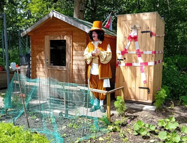 Willem van Ruytenburch opent composttoiletten Stadslandbouw