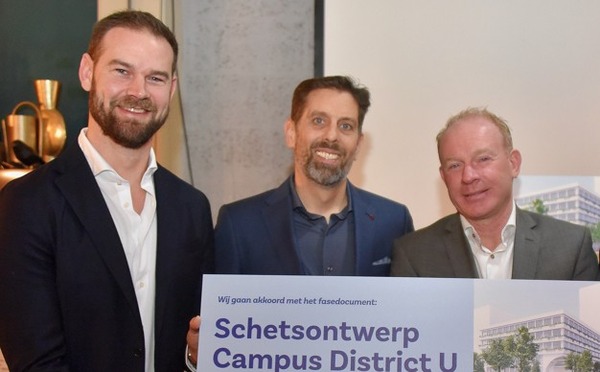 Handen op elkaar voor schetsontwerp Campus District U