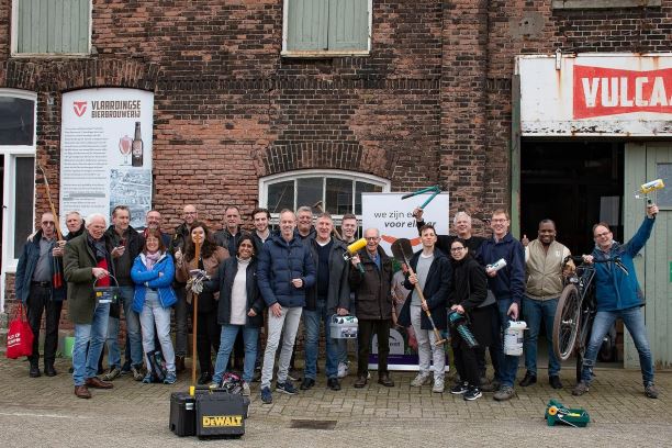 Vlaardingse Rotary's stropen mouwen op