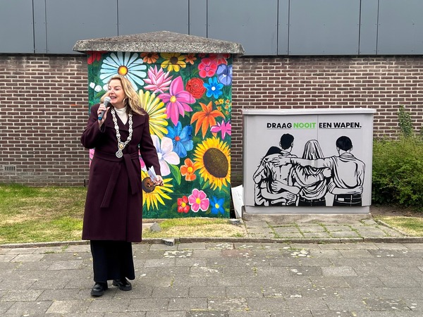 Onthulling muurschildering als onderdeel van campagne tegen wapenbezit