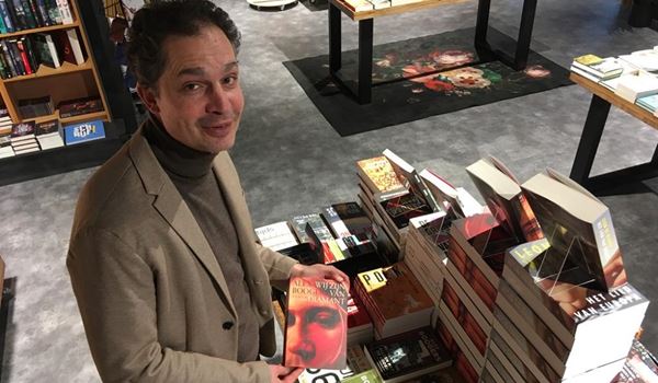 Alex Boogers wordt geïnterviewd over 'Wij zijn van diamant'