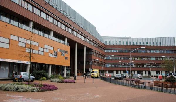 Franciscus schaalt coronazorg af 